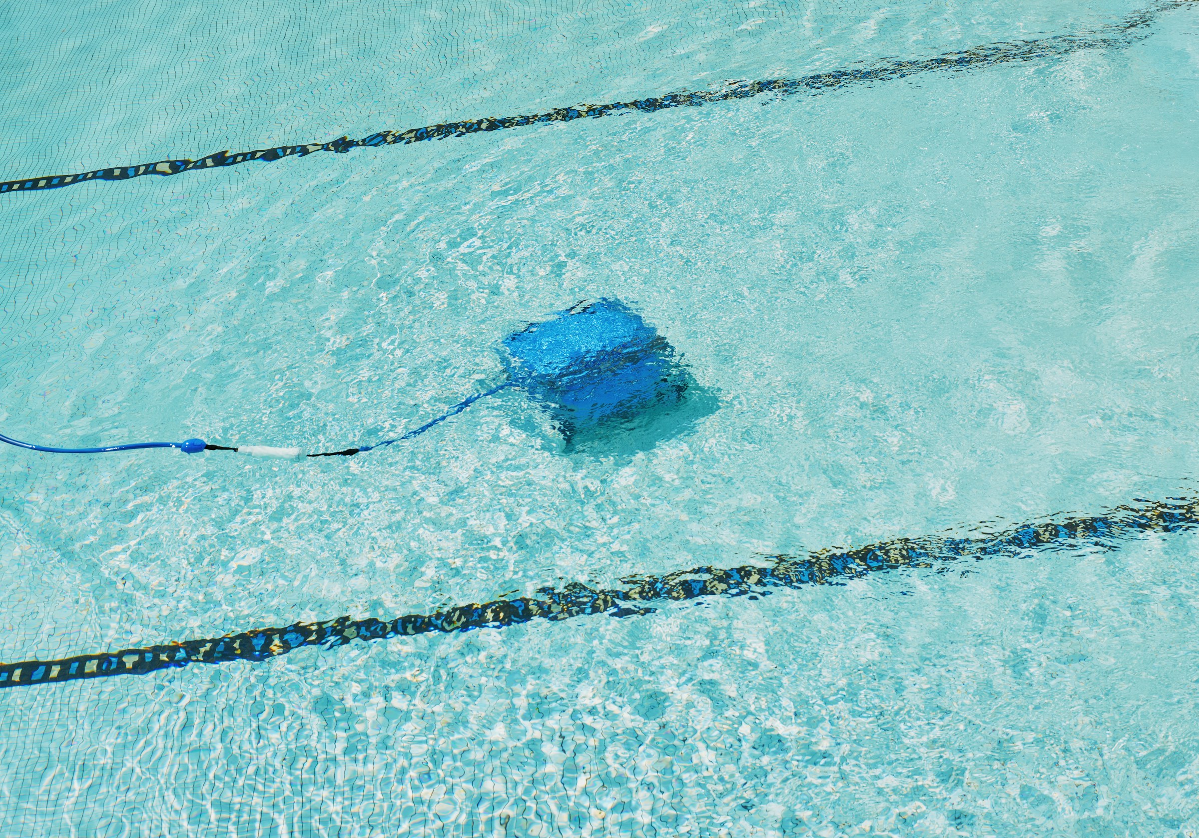 Equipo de Fuera Fugas coordinando la reparación de una fuga grave en la sala de máquinas de una piscina comunitaria